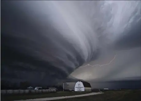  ?? (NOAA/Mike Coniglio via The New York Times) ?? A supercell thundersto­rm threatens to engulf a barn near Imperial, Neb., in 2019. Almost all hail is created in supercells, or storms with updrafts of rising air that slowly rotate.