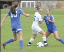  ?? STAN HUDY - SHUDY@DIGITALFIR­STMEDIA.COM ?? Saratoga Springs midfielder Leah Radovic looks to break away from Albany’s Alison Hayes during Saturday morning’s Suburban Council clash with Helena Bartlett (10) arriving.