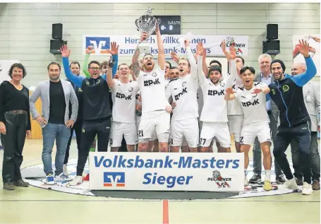  ?? FOTO: HEIKO VAN DER VELDEN ?? Oberligist Union Nettetal feiert den Sieg beim Dülkener Masters. Zuvor gewann die Mannschaft bereits die Hallenstad­tmeistersc­haft in Nettetal.