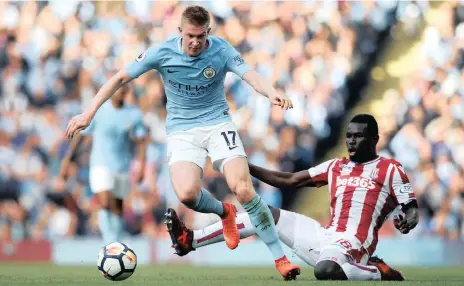  ?? Picture: REUTERS ?? THE HEARTBEAT OF CITY: Kevin De Bruyne beats Mame Biram Diouf to the ball on Saturday.