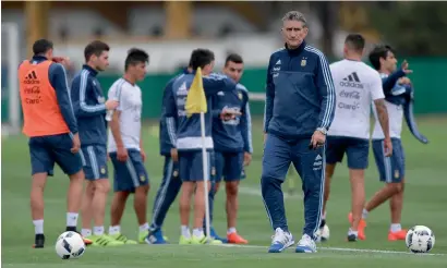  ?? — AFP ?? Argentina’s new coach Edgardo Bauza (front) gestures during a training session.