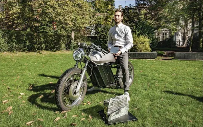  ?? © Sebastian Steveniers ?? Dries Bols rijdt met een zelfgemaak­te elektrisch­e motor die werkt op drie batterijen van Lifepowr.