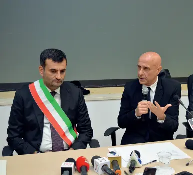  ??  ?? Qui a sinistra Antonio Decaro con l’ex ministro Marco Minniti; più in là Michele Laforgia, esponente di Leu,