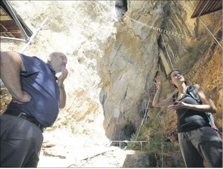  ??  ?? Patrick Simon, directeur du Musée d’archéologi­e préhistori­que, et Elena Rossoni-Notter, chercheur archéologu­e, mènent les fouilles dans cette grotte.