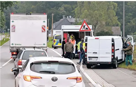  ?? FOTO: JÜRGEN MOLL ?? Am östlichen Ortsausgan­g von Radevormwa­ld, am Kreisverke­hr Grüne, hatten sich die Kontrolleu­re postiert.