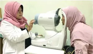  ?? FIRMA ZUHDI/JAWA POS ?? BARU: Dokter Pinky Endriana SpM memeriksa mata pasien dengan menggunaka­n alat NCT di RSUD Sidoarjo.