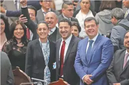  ??  ?? La jefa de Gobierno electa de la Ciudad de México, Claudia Sheinbaum; el presidente del Senado de la República, Martí Batres, y el mandatario capitalino, José Ramón Amieva.