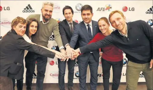  ??  ?? Miembros de la Asociación de Clubes, Futbolista­s ON y AFE posan tras la firma del convenio en la sede de este último sindicato en Madrid.