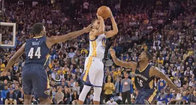  ??  ?? Stephen Curry van Golden State Warriors schiet een driepunter. (Foto: Nusport)