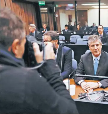  ??  ?? ► El exvicepres­idente argentino Amado Boudou durante su juicio por el caso Ciccone, ayer en los tribunales de Buenos Aires.