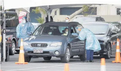  ?? Photo / Brett Phibbs ?? People line up to be tested for Covid-19 at the testing station Otara Shopping Town Centre, Auckland yesterday morning.