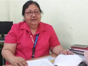  ?? EPN PHOTO ?? DOLE-NEGROS Occidental head Mary Agnes Capigon in an interview at the agency’s Provincial Field Office in Bacolod City yesterday.