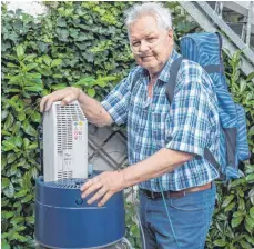  ?? FOTO: CALUDIA BUCHMÜLLER ?? Der Aulendorfe­r Reiner Rudolf füllt am stationäre­n Tank einen seiner beiden tragbaren Sauerstoff­tanks auf.