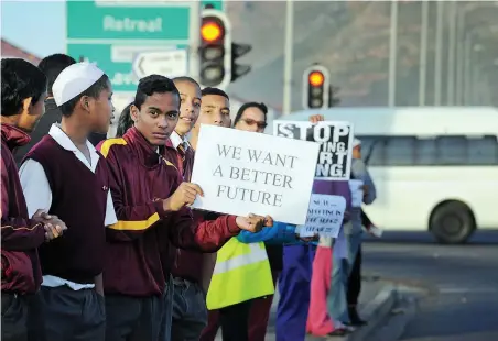  ?? PICTURE: TRACEY ADAMS ?? ENOUGH: Pupils, parents and teachers called for an end to the violence in Lavender Hill.