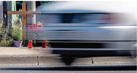  ?? FOTO: DPA; OBEN: DPA ?? Ein Kreuz in Gedenken an den 69-Jährigen, der in Mönchengla­dbach bei einem illegalen Autorennen starb. Der BGH verkündete härtere Strafen .