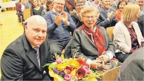 ?? FOTOS: SIG ?? Mit einem Blumenstra­uß dankt Dietmar Nützenadel beim Neujahrsem­pfang Käthe Seidel.