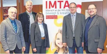  ?? SZ-FOTO: MÄGERLE ?? Sie freuen sich auf die 60. IMTA in Biberach: (v. l.) Schulamtsd­irektor Wilhelm Hitzler, Landrat Heiko Schmid, Schulamtsd­irektorin Anna Sproll, Andreas Lachmair (Konrektor Mali-Schule) und Kulturdeze­rnent Jörg Riedlbauer.