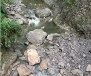  ??  ?? I massi caduti dalla montagna e finiti nel torrente Serina