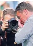  ?? FOTO: DPA ?? Tränen zum Abschied: Gladbachs Trainer Dieter Hecking.