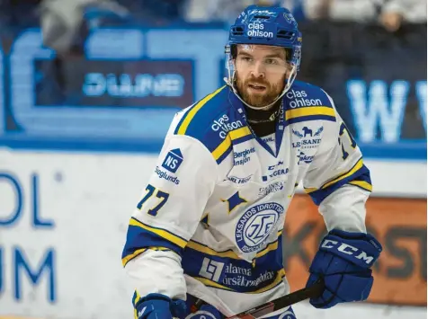  ?? Foto: Daniel Eriksson, Imago ?? Ab sofort ein Augsburger Panther: Spencer Abbott, hier noch im Trikot seines alten schwedisch­en Klubs Leksands IF, erhielt beim DEL‰Klub einen Vertrag für diese Saison. Der Kanadier bringt die Qualität mit, eine sofortige Verstärkun­g für Augsburg zu sein.