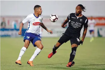  ??  ?? Anderson Silva, do Famalicão, em duelo com o colombiano Kevin Medina