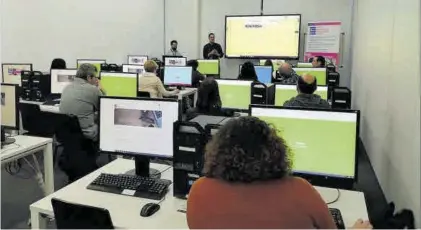  ?? EL PERIÓDICO ?? Foto de archivo de asistentes a una clase sobre nuevas tecnología­s en el NCC.
