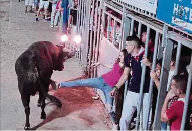  ?? Foto: La Tortura no es cultura (LTNEC) ?? Aufnahme aus der 31 000-Einwohner-Stadt La Vall d'Uixó in der Provinz Castellón: Ein Stier wird von der Masse angetriebe­n und mit Tritten traktiert.