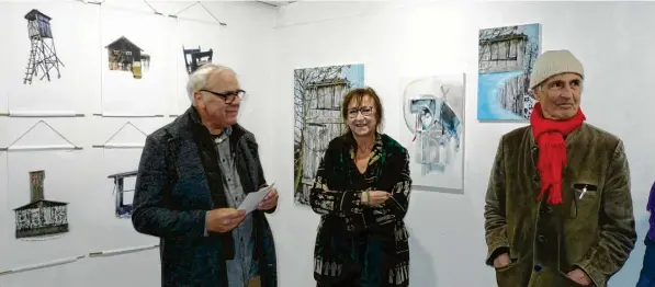  ?? Foto: Sigrid Merkl ?? Unser Bild zeigt die Künstlerin Milena Meller zusammen mit Harry Sternberg (links) und Stephan Bastian bei der Eröffnung ihrer Ausstellun­g im Raum B1 in Utting.