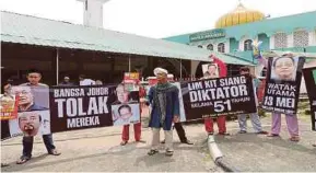  ?? BY ZULKARNAIN AHMAD TAJUDDIN
PIC ?? Pasir Gudang Pas division members expressing support for party president Datuk Seri Abdul Hadi Awang in Masai yesterday.