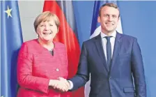  ??  ?? En su primer viaje oficial, el presidente francés, Emmanuel Macron, se reunió ayer con la canciller de Alemania, Angela Merkel.