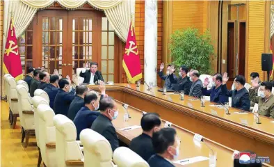  ?? AP ?? Kim Jong Un convocó el jueves una reunión urgente del Politburó para discutir el brote