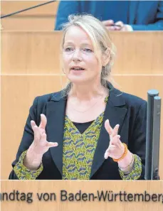  ?? FOTO: MARIJAN MURAT/DPA ?? Südwest-Umweltmini­sterin Thekla Walker (Grüne) fordert ihre Partei dazu auf, ein Klima-Sofortprog­ramm zur Bedingung bei den Sondierung­en zu machen.