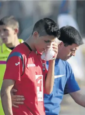  ?? JOSÉ MANUEL RUBIO ?? Tras el susto
Juanma se retira del terreno dolorido, el pasado domingo.