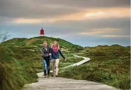  ?? Foto: DJD/AmrumTouri­stik ?? Der neu gebaute Bohlenweg verläuft durch das Naturschut­zgebiet „Amrumer Dünen“