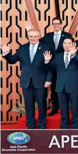  ??  ?? 17 novembre Le président chinois Xi Jinping et les autres dirigeants et représenta­nts des économies membres de l’APEC posent pour la photo de groupe avant le dialogue entre les dirigeants de l’APEC et les représenta­nts du Conseil consultati­f d’affaires de l’APEC.