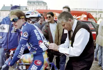  ??  ?? Mapei’s Tom Steels gets a helping hand from Lefevere before the 1996 Paris- Roubaix