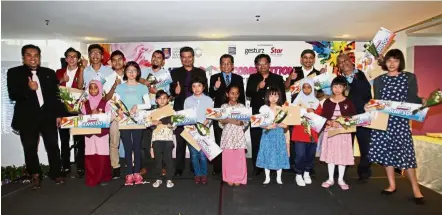  ??  ?? Prof Abdul Rahman (back row, fourth from right) posing with the CMT Arts Competitio­n 2017 winners during the prize presentati­on ceremony.