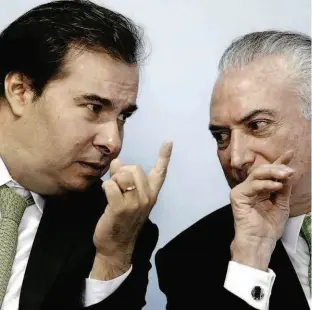  ?? Eraldo Peres/AFP ?? Rodrigo Maia e Michel Temer, em encontro no dia 5 de junho; ontem, os dois voltaram a se encontrar para discutir a situação do presidente da República