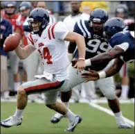  ?? AP/BRUCE NEWMAN ?? Mississipp­i quarterbac­k Bo Wallace (14) is chased by Gilbert Pena (99) and Bryon Bennett during Saturday’s scrimmage in Oxford, Miss.