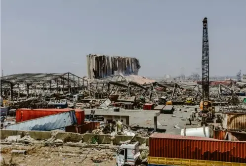  ??  ?? La moitié de la capitale libanaise a été endommagée par l’explosion, mardi, de 2 750 tonnes de nitrate d’ammonium.