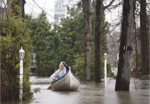  ?? ANNIK MH DE CARUFEL LE DEVOIR ?? Dans l’ouest de Montréal, sur l’île Mercier rendue inaccessib­le en automobile, des citoyens ont troqué l’auto pour le canot pour se déplacer.