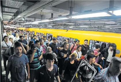  ?? PEDRO LÁZARO FERNÁNDEZ ?? Complicaci­ones. El panorama ayer a la tarde en la estación Constituci­ón de la línea C.