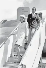  ?? OGM ?? En esta foto vemos a la señora Patricia Kennedy descender del avión al momento de su llegada el 20 de octubre de 1967, a la terminal aérea del aeropuerto Cabo Caucedo hoy, (AILA) junto a Oscar de la Renta para asistir al desfile de moda del diseñador.