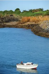  ??  ?? Retour de pêche, une scène quotidienn­e et charmante de la côte cornouaill­aise.
Sur les rives de l’Odet, Marine Saliou vous accueille aux « Vergers de Kermao ».