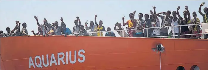  ?? (AP) ?? Rumbo a Valencia. La Cruz Roja española movilizó a más de mil personas para recibir a los 630 inmigrante­s que llegarán este domingo a bordo de tres barcos, entre ellos, el Aquarius.