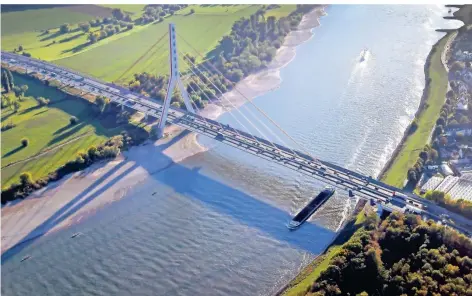  ?? FOTO: HENNING KAISER/DPA ?? Die Fleher Brücke aus der Vogelpersp­ektive. Auf ihr quert die A46 den Rhein bei Düsseldorf.