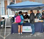  ?? NICHOLAS BUONANNO — NBUONANNO@TROYRECORD.COM ?? People line up to try some food from Skidmore College Dining.