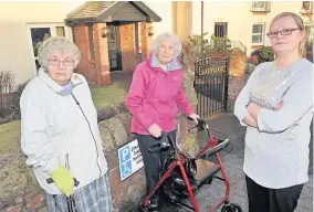  ??  ?? Petition Ericht Court residents Mary Holman, Margaret Ritchie and developmen­t manager Heather Johnstone