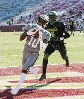  ?? DANIEL A. VARELA dvarela@miamiheral­d.com ?? Miami Central wide receiver Robert McMinn scores on a 24-yard touchdown pass from Keyone Jenkins as the Rockets built an insurmount­able lead in the first half.