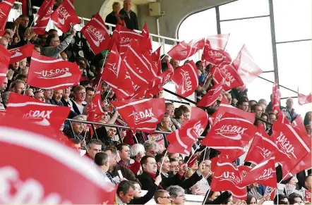  ?? Photo Isabelle Louvier ?? Landais contre Landais. Au delà de l’enjeu sportif, c’est surtout une occasion pour les supporters de voir les nouveaux venus et de participer à la fête.